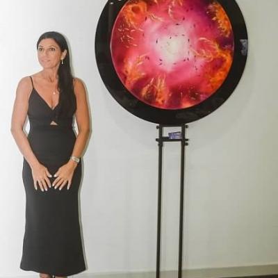 Barbara Ghisi Davanti Ad Un Suo Oblo